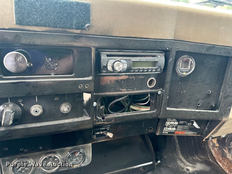 image for item LR9385 1993 International  2554 dump truck