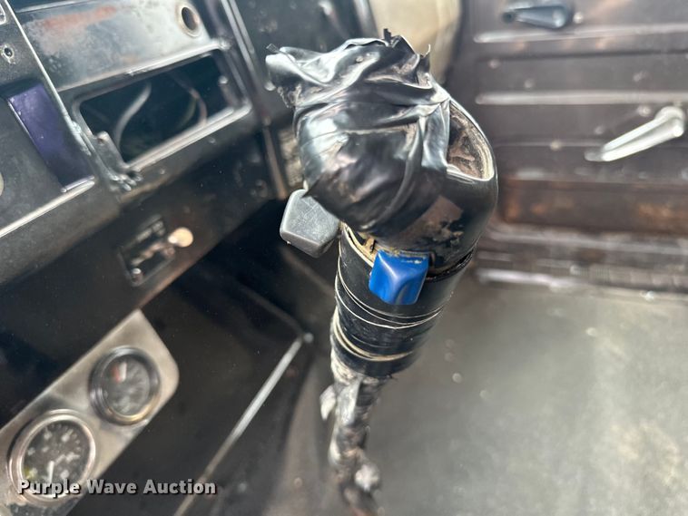 image for item LR9385 1993 International  2554 dump truck