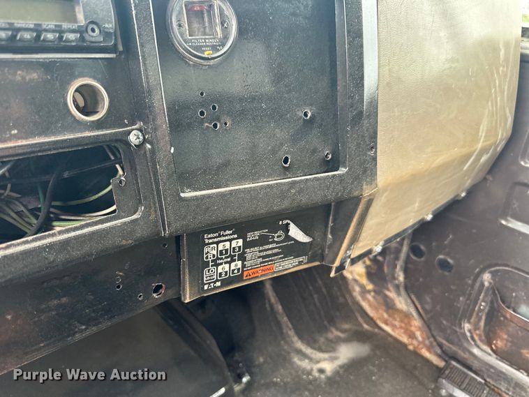 image for item LR9385 1993 International  2554 dump truck