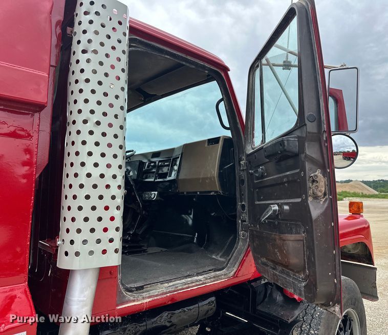 image for item LR9385 1993 International  2554 dump truck