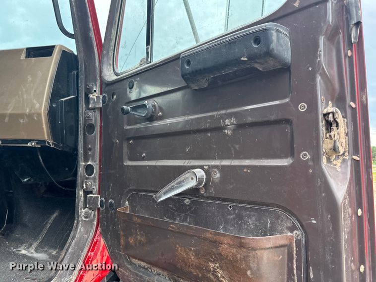 image for item LR9385 1993 International  2554 dump truck