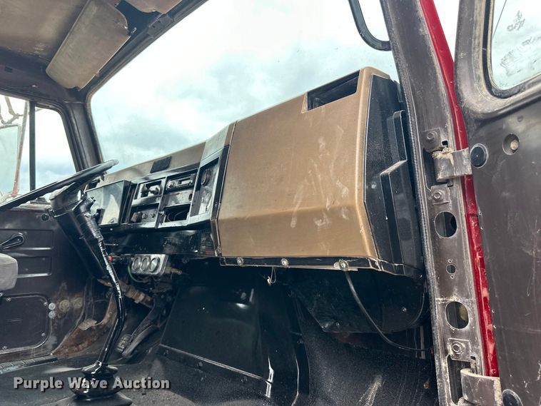 image for item LR9385 1993 International  2554 dump truck