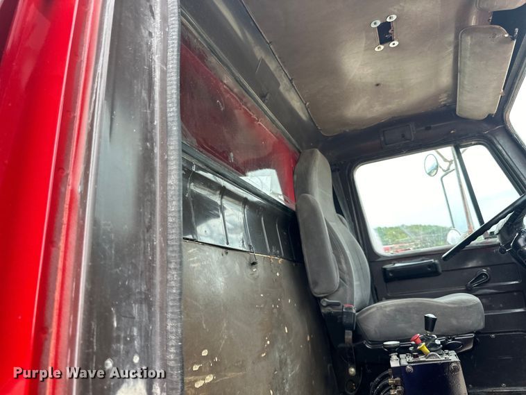 image for item LR9385 1993 International  2554 dump truck