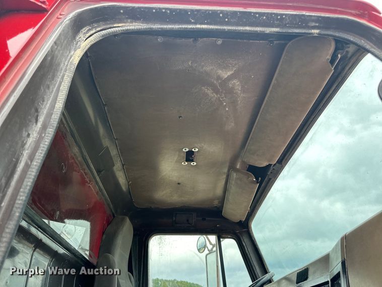 image for item LR9385 1993 International  2554 dump truck