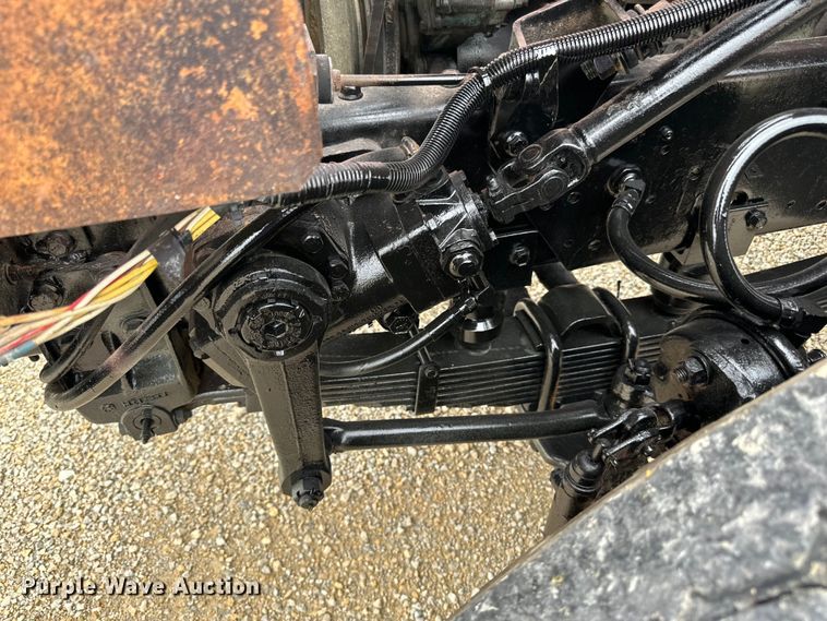 image for item LR9385 1993 International  2554 dump truck