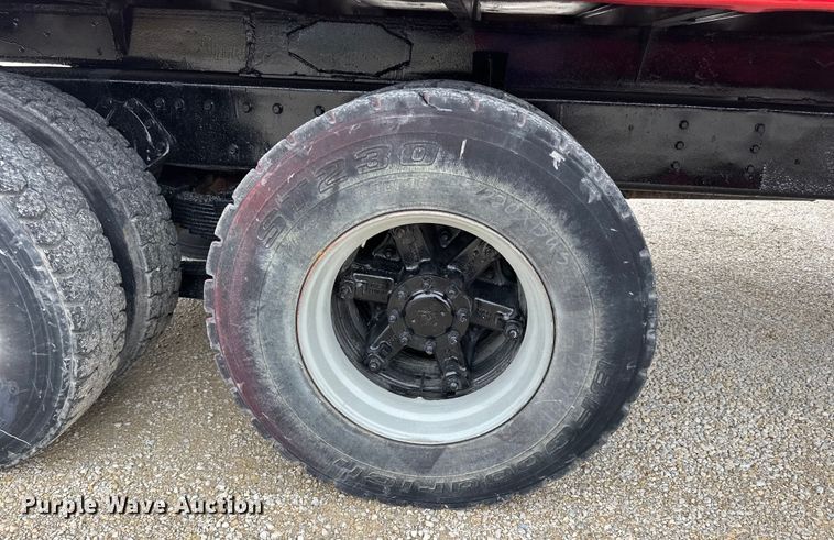 image for item LR9385 1993 International  2554 dump truck