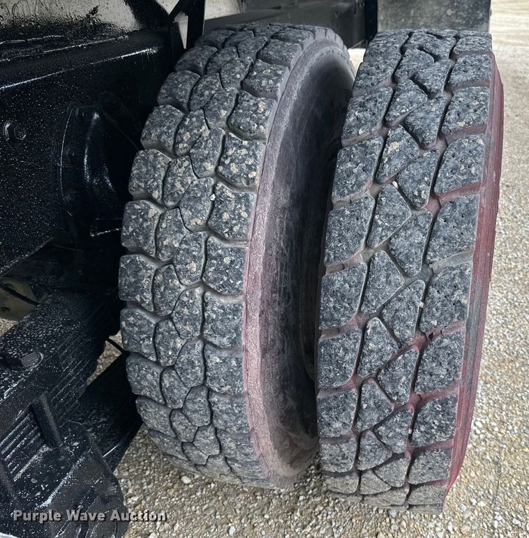 image for item LR9385 1993 International  2554 dump truck