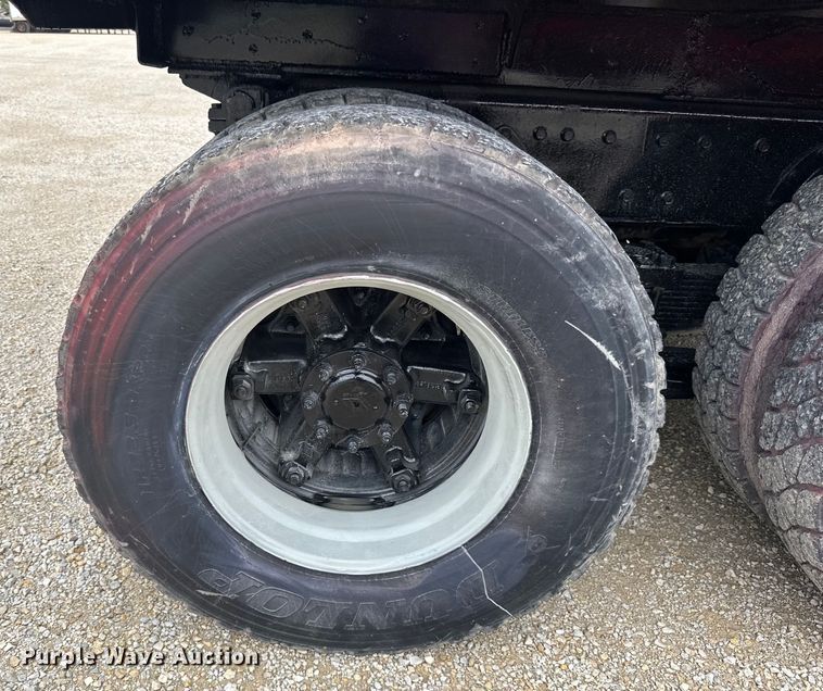 image for item LR9385 1993 International  2554 dump truck