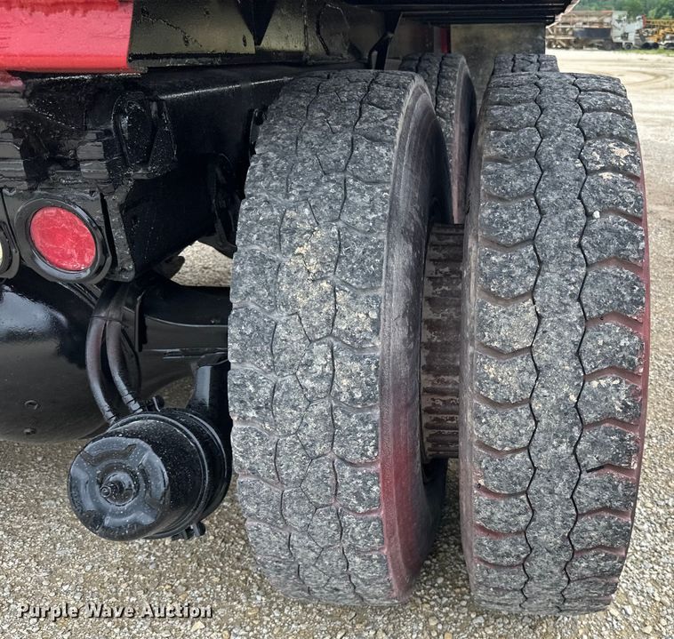 image for item LR9385 1993 International  2554 dump truck