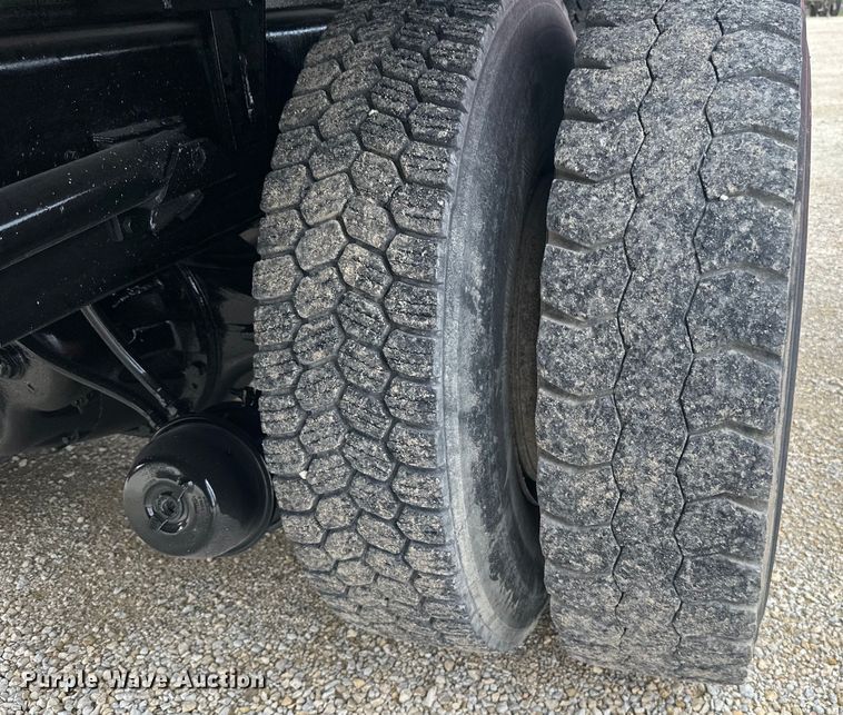 image for item LR9385 1993 International  2554 dump truck