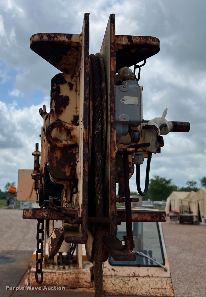 image for item LU9884 1992 Broderson IC-80-2D crane