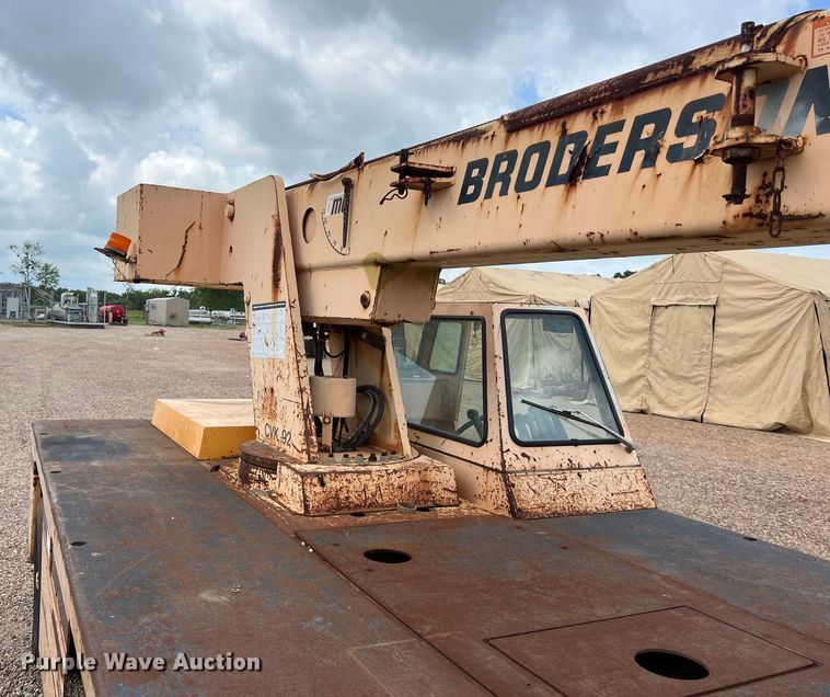 image for item LU9884 1992 Broderson IC-80-2D crane
