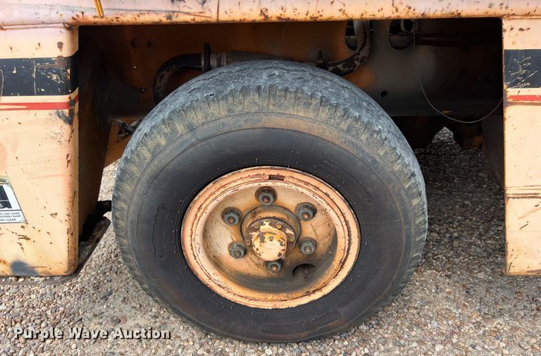 image for item LU9884 1992 Broderson IC-80-2D crane