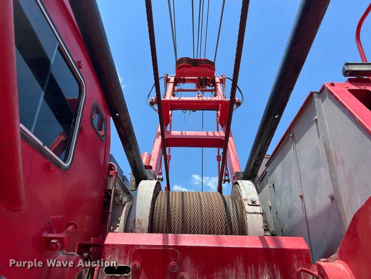 image for item LU9904 2005 Manitowoc 10000 crane