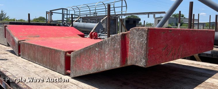 image for item LU9904 2005 Manitowoc 10000 crane