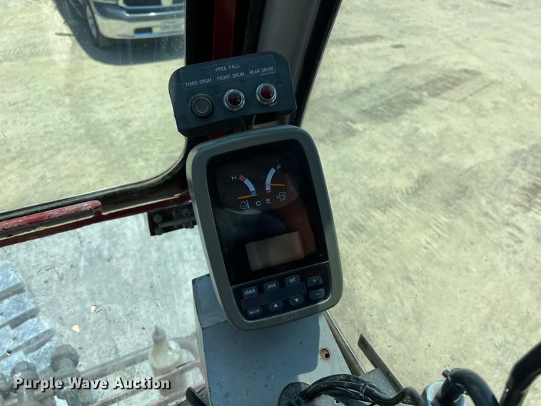 image for item LU9904 2005 Manitowoc 10000 crane