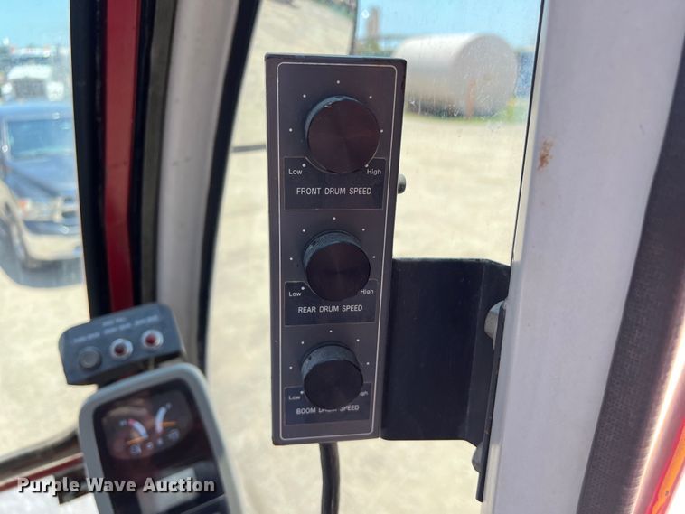 image for item LU9904 2005 Manitowoc 10000 crane