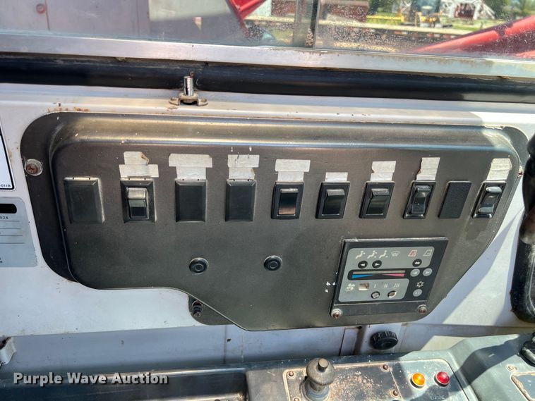 image for item LU9904 2005 Manitowoc 10000 crane