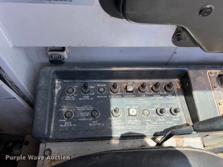 image for item LU9904 2005 Manitowoc 10000 crane