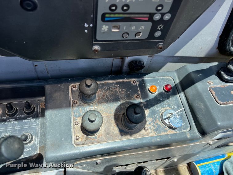 image for item LU9904 2005 Manitowoc 10000 crane