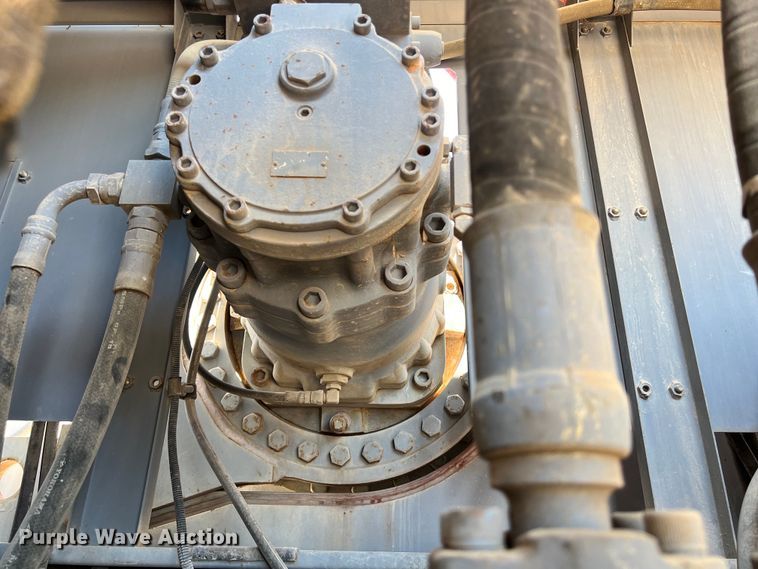 image for item LU9904 2005 Manitowoc 10000 crane