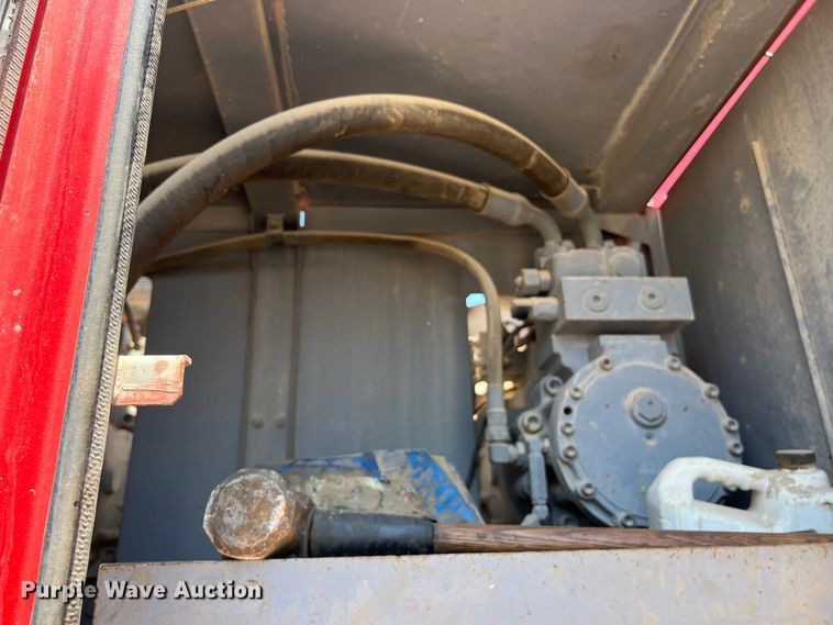 image for item LU9904 2005 Manitowoc 10000 crane