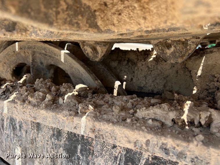 image for item LU9904 2005 Manitowoc 10000 crane