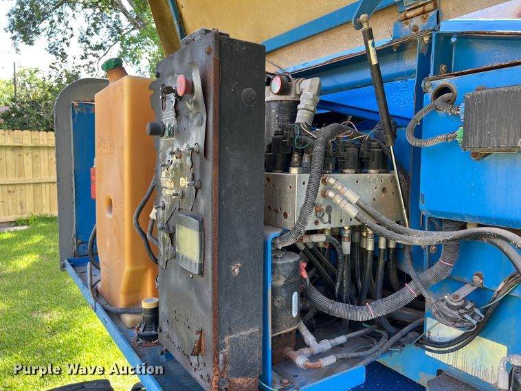 image for item LU9918 2013 Genie  S-40 boom lift