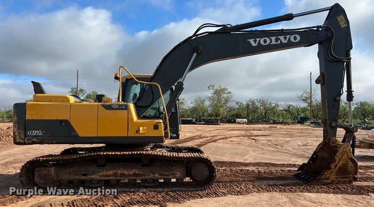 image for item LU9928 2012 Volvo EC220DL excavator