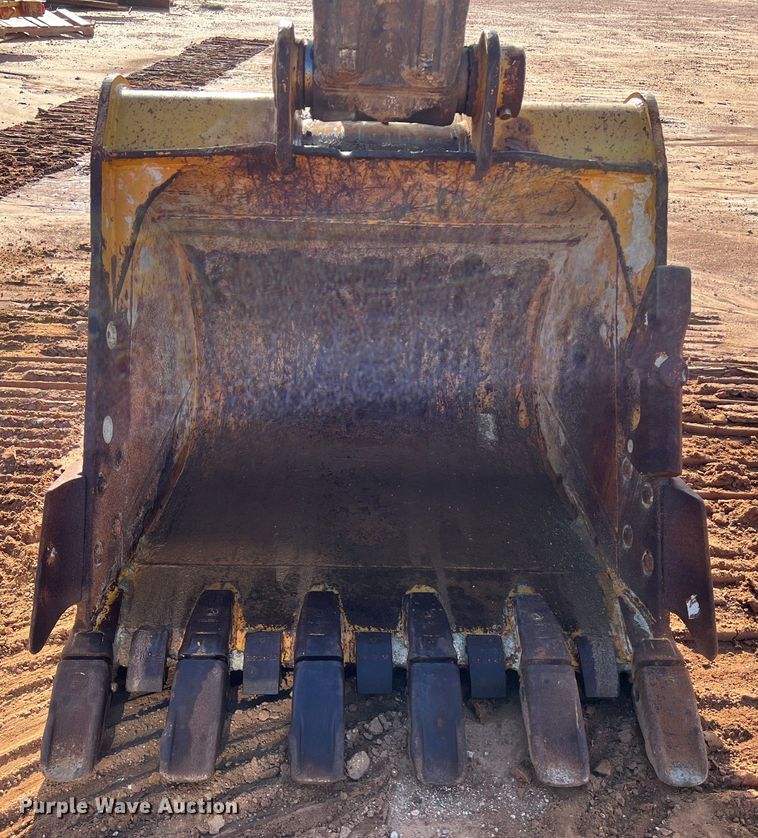 image for item LU9928 2012 Volvo EC220DL excavator