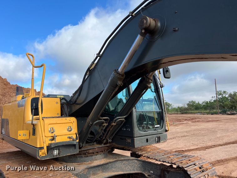 image for item LU9928 2012 Volvo EC220DL excavator