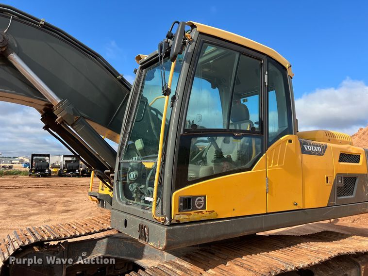 image for item LU9928 2012 Volvo EC220DL excavator