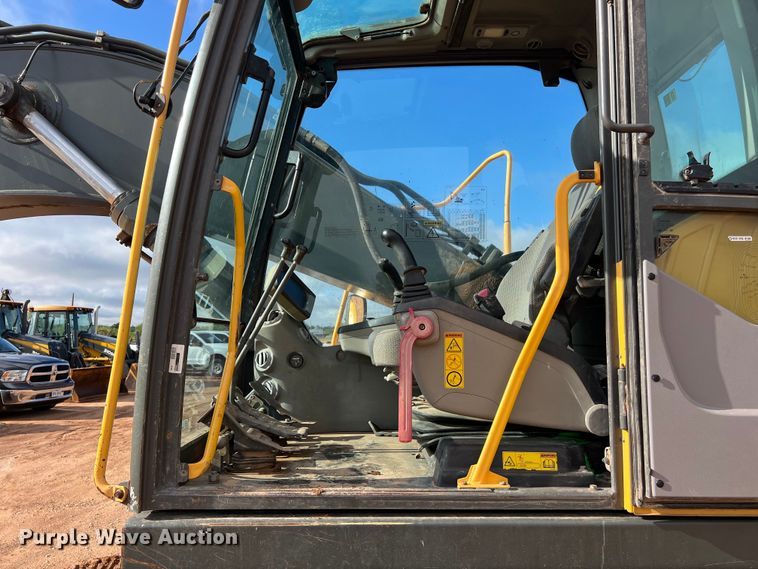 image for item LU9928 2012 Volvo EC220DL excavator