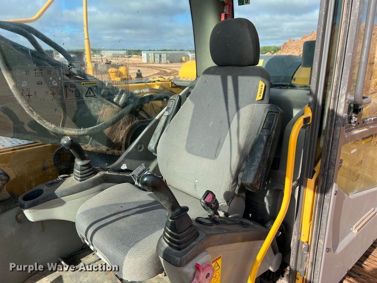 image for item LU9928 2012 Volvo EC220DL excavator