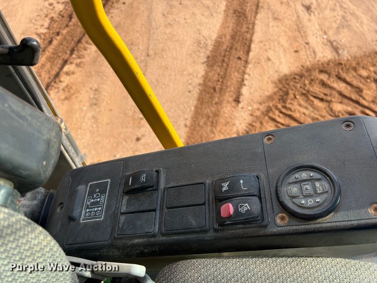 image for item LU9928 2012 Volvo EC220DL excavator