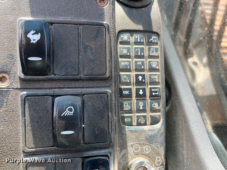 image for item LU9928 2012 Volvo EC220DL excavator