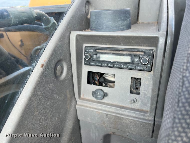 image for item LU9928 2012 Volvo EC220DL excavator