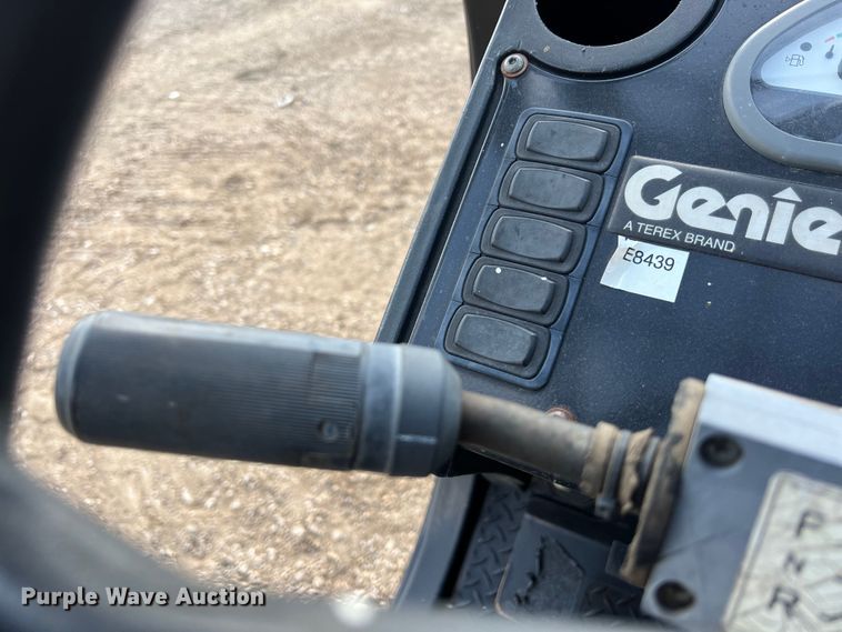 image for item LU9933 2015 Genie GTH-1056 telehandler