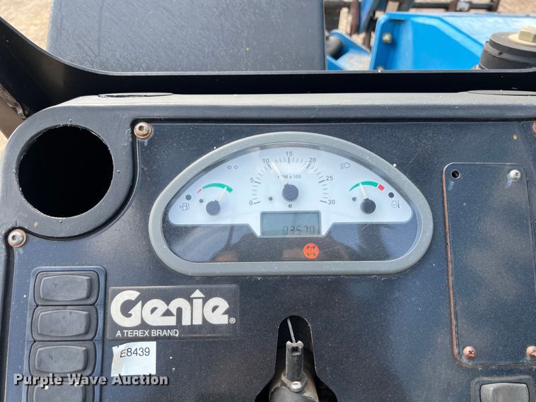 image for item LU9933 2015 Genie GTH-1056 telehandler