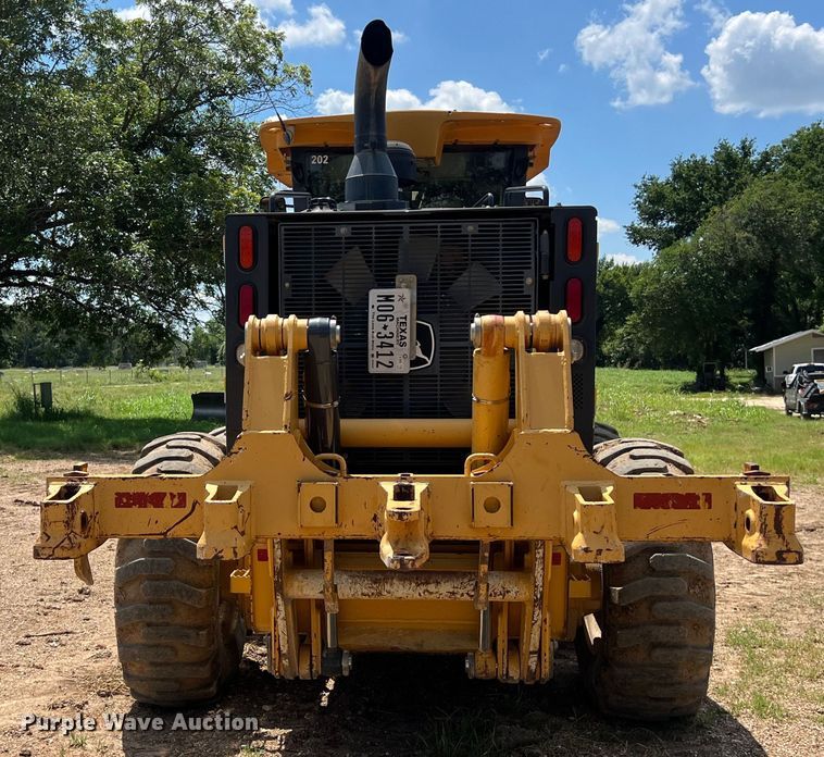 image for item LU9936 2011 John Deere  772G motor grader