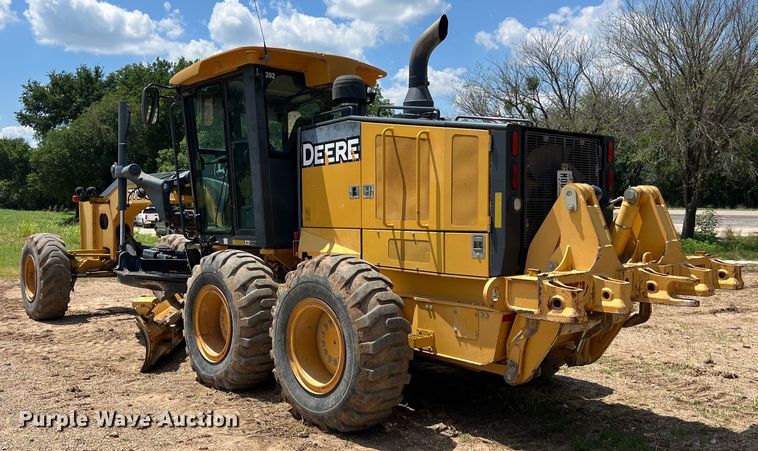 image for item LU9936 2011 John Deere  772G motor grader