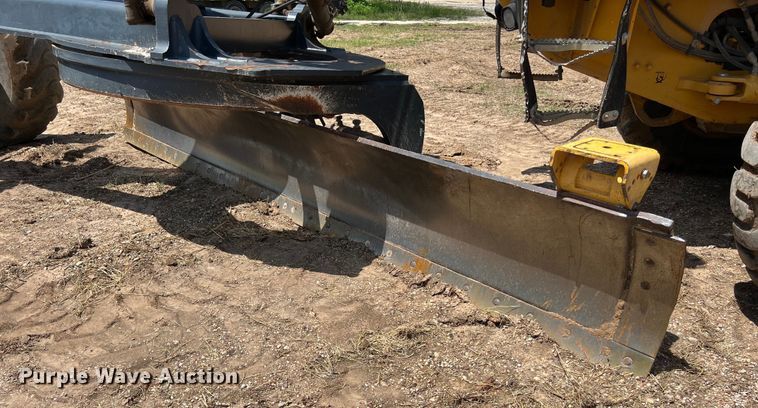 image for item LU9936 2011 John Deere  772G motor grader