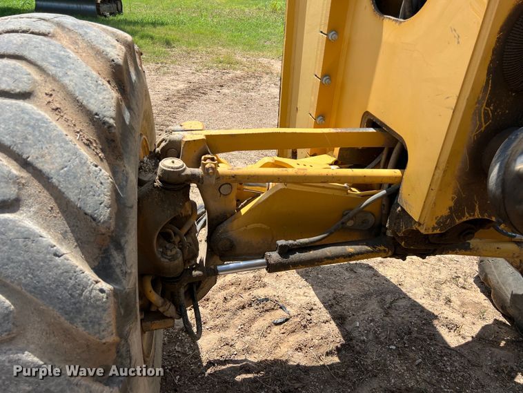 image for item LU9936 2011 John Deere  772G motor grader