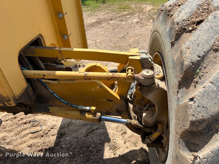 image for item LU9936 2011 John Deere  772G motor grader