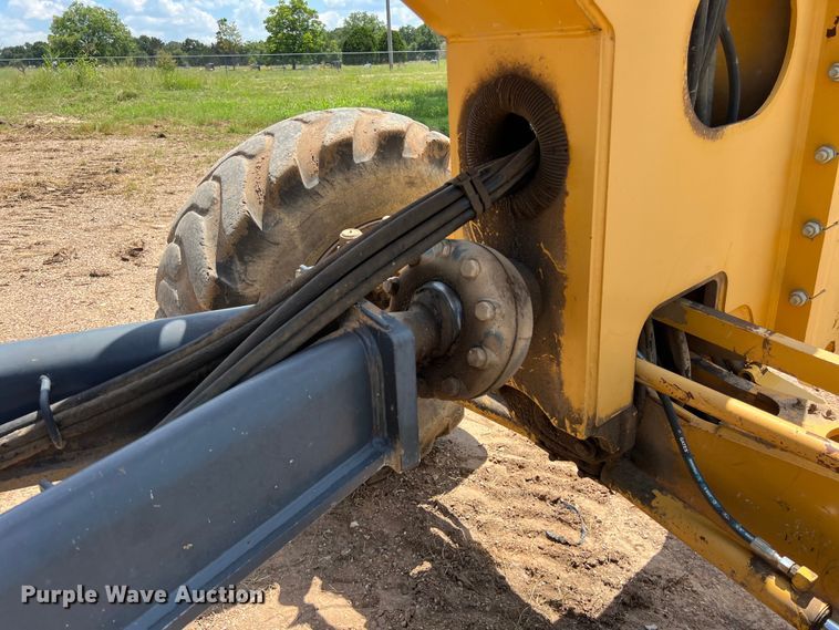 image for item LU9936 2011 John Deere  772G motor grader