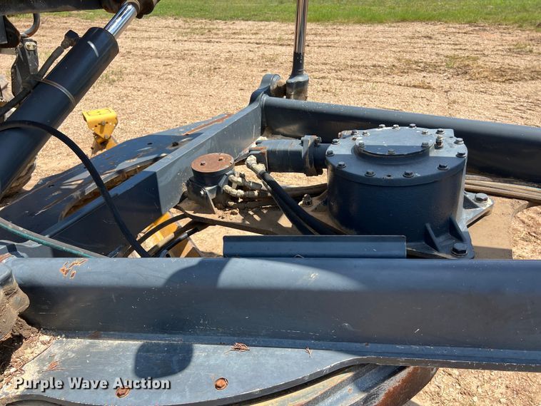 image for item LU9936 2011 John Deere  772G motor grader