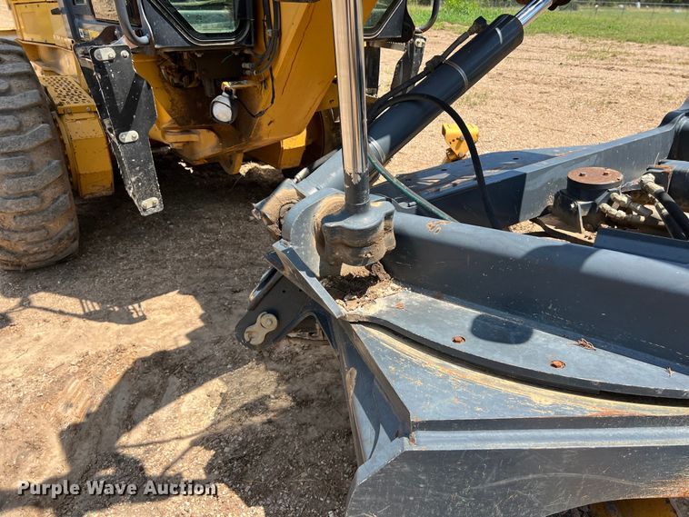 image for item LU9936 2011 John Deere  772G motor grader