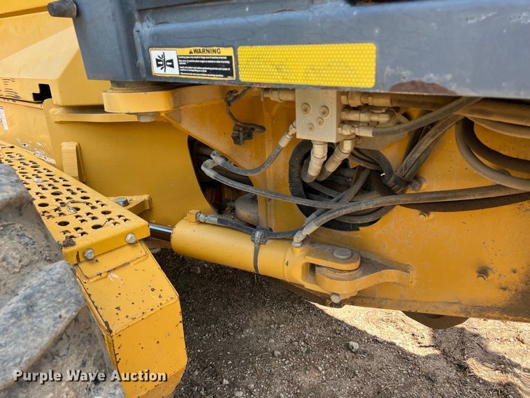 image for item LU9936 2011 John Deere  772G motor grader