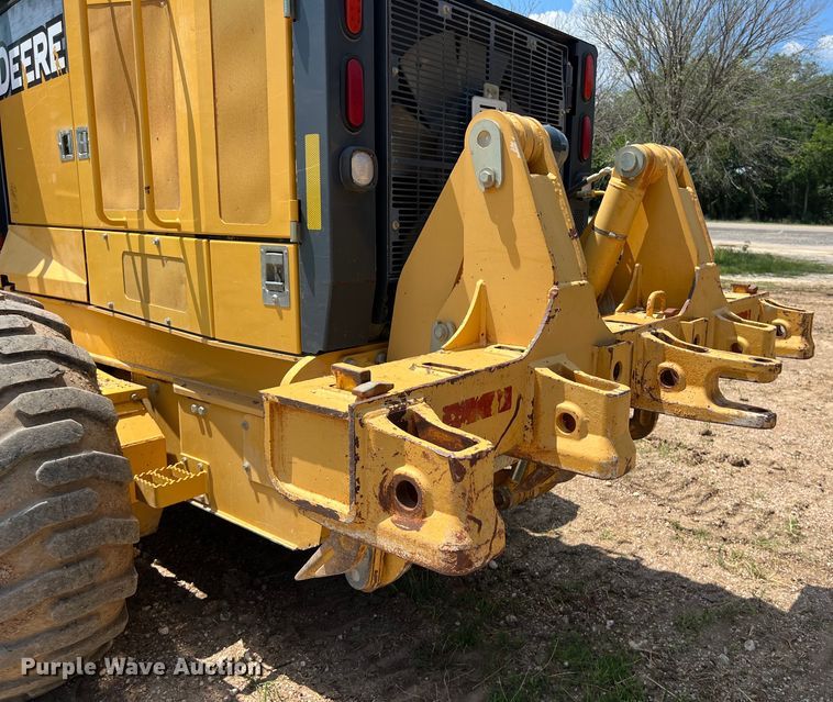 image for item LU9936 2011 John Deere  772G motor grader