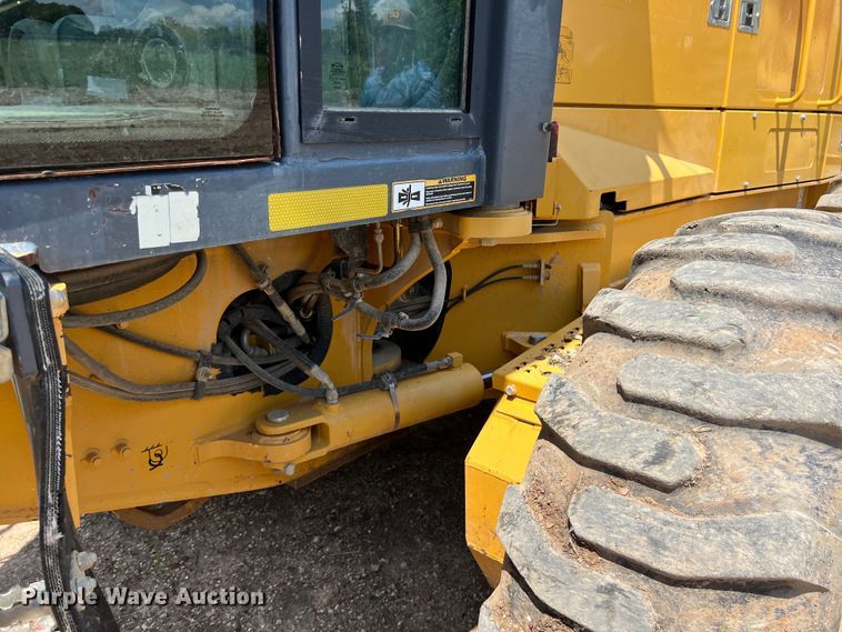 image for item LU9936 2011 John Deere  772G motor grader